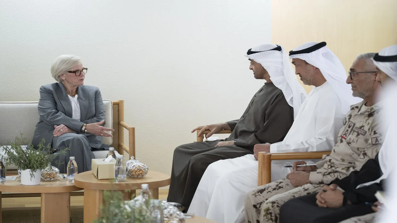 رئيس الدولة يبحث التعاون الدفاعي مع وزيرة القوات المسلحة الفرنسية في القصر